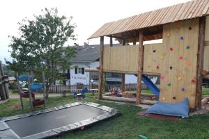 un parque infantil con tobogán y estructura de juegos en Rasterhof en Aldino