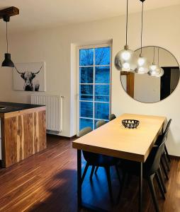 eine Küche und ein Esszimmer mit einem Tisch und einem Spiegel in der Unterkunft Apartment Leo6 in Salzburg