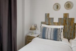 sypialnia z łóżkiem z drewnianym zagłówkiem w obiekcie Semes Luxury Apts by Estia w mieście Hersonissos