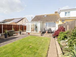 a backyard of a house with a lawn at Chy Bean in Abergele