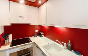 Kuchyň nebo kuchyňský kout v ubytování 1 Bedroom Beautiful Apartment In Firenze