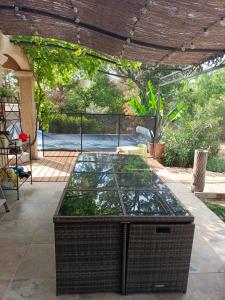 d'une terrasse avec une table et des plantes. dans l'établissement NOTRE PETIT COIN DE PARADIS chambre privée chez l'habitant, à Seillons-Source-dʼArgens