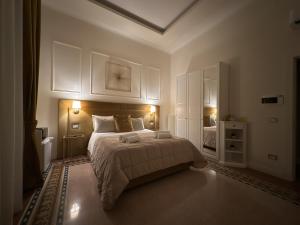 - une chambre avec un grand lit et un miroir dans l'établissement Domus Capodimonte, à Naples
