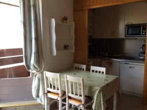 Kuchyňa alebo kuchynka v ubytovaní RESIDENCE LE BORSAT SUR PISTE STUDIO CABINE BALCON 64 chemin du Borsat TIGNES VAL CLARET