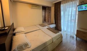 Postel nebo postele na pokoji v ubytování Romeo Beach Hotel
