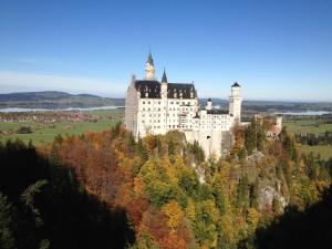 ein Schloss auf einem Hügel mit Bäumen in der Unterkunft Ferienwohnung Moritz in Oy-Mittelberg