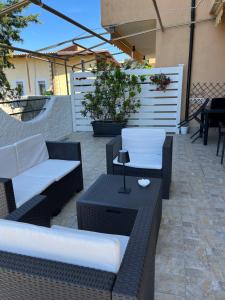un patio con 2 sillas de mimbre y una mesa en Vista Stromboli en Paola