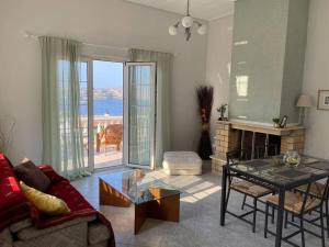 a living room with a couch and a table at Seaside chalet in Dhaskalión