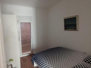 ビビニェにあるAP JURISICのベッドルーム(白黒のベッド1台、窓付)