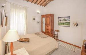 um quarto com uma cama com um candeeiro e uma cómoda em 2 Bedroom Nice Home In Farnese em Farnese