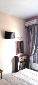 una camera con letto, scrivania e finestra di Stefanosplace ApartHotel Sea View a Barbati