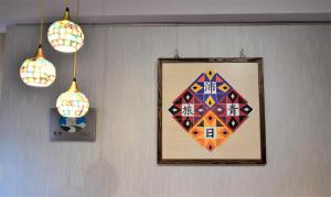 魚池鄉的住宿－沛青日旅 PQ Room，挂在墙上的风筝照片,上面有灯