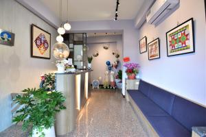 un vestíbulo de una floristería con un sofá azul en 沛青日旅 PQ Room en Yuchi