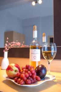 un plato de fruta y una botella de vino en una mesa en Christof Studios en Agia Galini