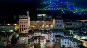 a view of a city at night with lights at Appartamenti Vacanze La Piazzetta sul Corso in Gubbio