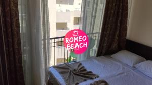 Postel nebo postele na pokoji v ubytování Romeo Beach Hotel