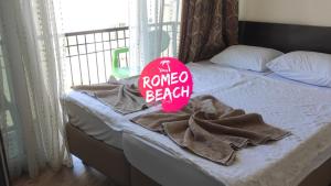 Postel nebo postele na pokoji v ubytování Romeo Beach Hotel