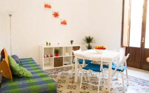 シラクーサにあるRonco del pozzoのリビングルーム(白いテーブル、椅子付)
