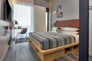 Postel nebo postele na pokoji v ubytování Moxy Columbus Short North
