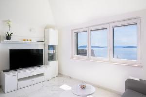TV a/nebo společenská místnost v ubytování Apartman Mala plaža 2