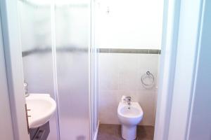 シラクーサにあるRonco del pozzoのバスルーム(トイレ、洗面台付)