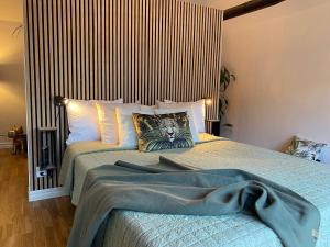 Skurup的住宿－Annavälla gårdshus，一间卧室配有一张带老虎枕头的床