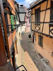 Une allée entre les bâtiments d'une vieille ville dans l'établissement La Grange du Pape - Annexe de l'Hôtel La Ferme du Pape, à Eguisheim