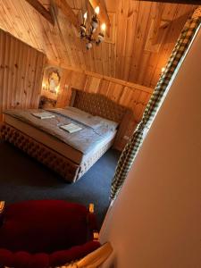 um quarto com uma cama num quarto de madeira em Edenski vrt em Ivančna Gorica