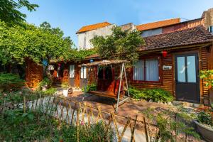 ein Haus mit einer Schaukel im Vorgarten in der Unterkunft Green Peace Bungalow in Ninh Bình