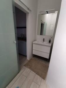 een badkamer met een wastafel en een spiegel bij Schöne Wohnung in Las Palmas in Las Palmas de Gran Canaria