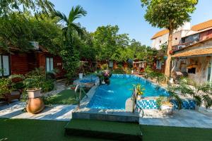 einen Pool in einem Hof mit einem Haus in der Unterkunft Green Peace Bungalow in Ninh Bình