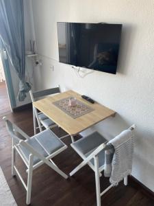TV a/nebo společenská místnost v ubytování Azul apartment with sea view