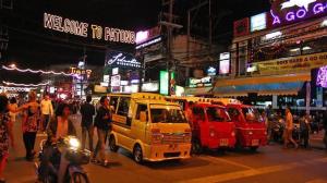 un gruppo di furgoni parcheggiati in una strada di città di notte di Benetti house a Patong Beach