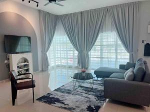 sala de estar con sofá y mesa en Sweet HOME FOR BIG Family｜11pax+FREE WIFI, en Sitiawan