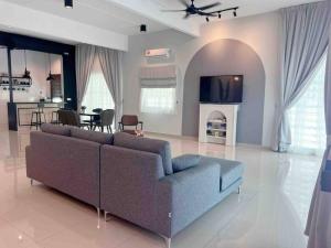 sala de estar con sofá azul y chimenea en Sweet HOME FOR BIG Family｜11pax+FREE WIFI, en Sitiawan