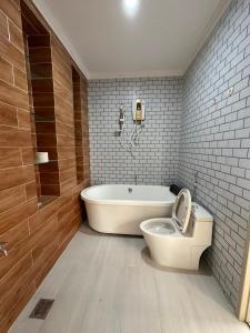 ein Badezimmer mit einer Badewanne, einem WC und einer Badewanne in der Unterkunft RUBY HOTEL in Tây Ninh
