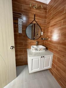 y baño con lavabo y espejo. en RUBY HOTEL, en Tây Ninh