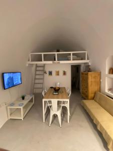 ein Wohnzimmer mit einem Sofa und einem Etagenbett in der Unterkunft Villaggio One in Emporio