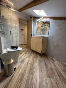ein Badezimmer mit einer Badewanne, einem WC und einem Waschbecken in der Unterkunft Meteora Sunrise in Kalambaka