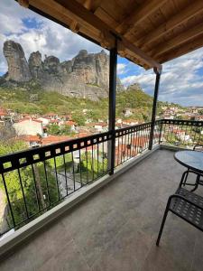 a balcony with a table and a view of the mountains at Meteora Sunrise in Kalabaka