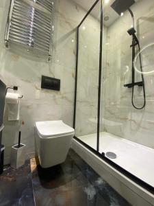 łazienka z prysznicem, toaletą i wanną w obiekcie Słoneczne Wczasy w Krasnobrodzie