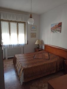 sypialnia z łóżkiem i oknem w obiekcie Alba sul mare w mieście Porto Recanati