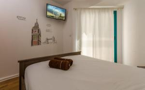 Een bed of bedden in een kamer bij חדרי נופש מגדלי המלכים 2BR kings towers apartments