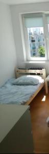 Un pat sau paturi într-o cameră la Mieszkanie na kołobrzeskiej