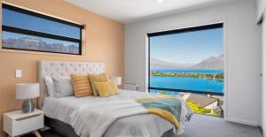 um quarto com uma cama e uma grande janela em Magnificent View in Queenstown em Queenstown