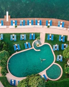 an overhead view of a swimming pool at a resort at Hotel Monte Baldo e Villa Acquarone in Gardone Riviera