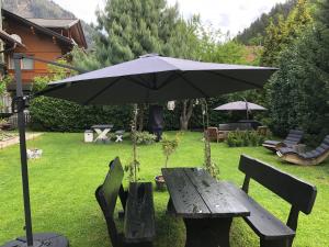 Garður fyrir utan Appartement Brettljause Ferienhaus Fuenf Sinne