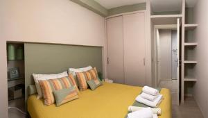 ein Schlafzimmer mit einem großen gelben Bett mit bunten Kissen in der Unterkunft Street View in La Morra