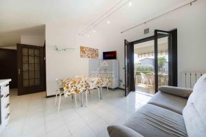 un soggiorno con tavolo e divano di La Palma - Immobiliare Azzurra a Lazise