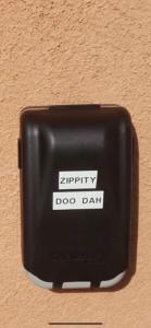 uma caixa preta de cão numa parede com um autocolante. em Zippity Doo Dah - Menaggio Home - Como Lake em Menaggio